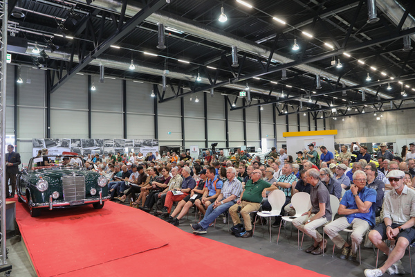 Mercedes-Benz 220 SE Cabriolet (1960) - als Lot 24 an der Swiss Classic World Versteigerung der Oldtimer Galerie Toffen in Luzern am 3. Juni 2023