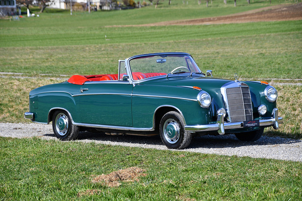 Bild: Mercedes-Benz 220 SE Cabriolet (1960) - als Lot 24 angeboten an der Swiss Classic World Versteigerung der Oldtimer Galerie Toffen in Luzern am 3. Juni 2023