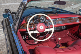 Mercedes-Benz 220 SE Cabriolet (1962) - Interieur mit viel Leder und Holz