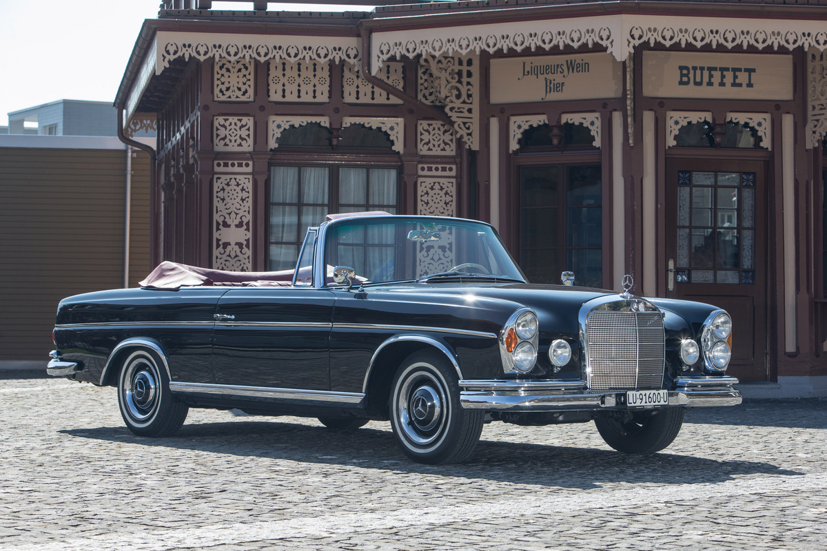 Mercedes-Benz 220 SE Cabriolet (1962) - Schwarz steht dem Cabriolet sehr gut