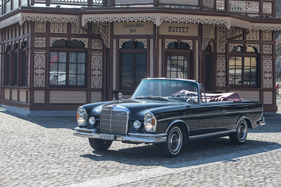 Mercedes-Benz 220 SE Cabriolet (1962) - Stahlräder waren damals üblich und schöne Radkappen dazu (1962)