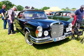 Mercedes-Benz 220 SE Cabriolet, restauriert, angeboten für € 140’000.- – Bockhorner Oldtimermarkt 2025