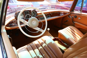 Mercedes-Benz 220 SE Cabriolet, restauriert, angeboten für € 140’000.- – Bockhorner Oldtimermarkt 2025