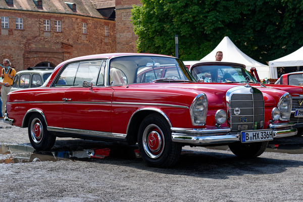 Mercedes-Benz 220 SE Coupé (1964) – Vielen Neukäufern wäre dieses Rot vermutlich zu indiskret gewesen – Oldtimer Open Air 2024