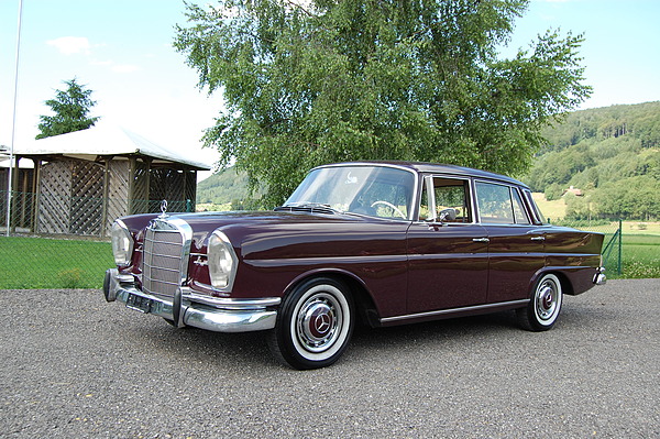 Bild: Mercedes-Benz 220 SE 'Heckflosse' (1963) - angeboten als Lot 29 an der Versteigerung der Oldtimer Galerie Toffen vom 1. Dezember 2012