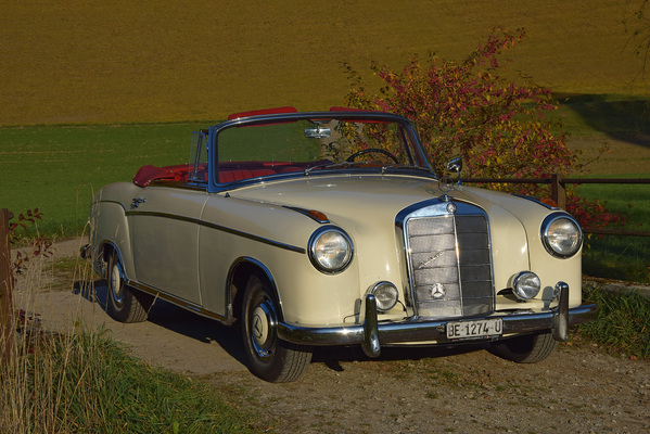 Mercedes-Benz 220 SE Ponton Cabriolet (1960) - angeboten an der Versteigerung der Oldtimer Galerie in Toffen am 28. November 2015
