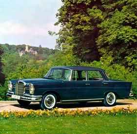 Mercedes-Benz 220 SE b (1960) - auch die S-Klasse trug den Rückspiegel auf dem Kotflügel (1960)