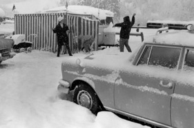 Mercedes-Benz 220 SE b (1961) - Schneeballschlacht (1961)