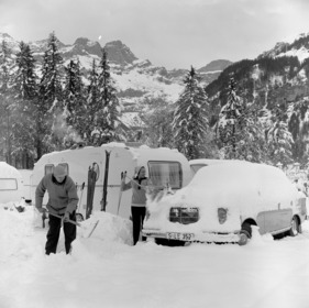 Mercedes-Benz 220 SE b (1962) - auch einen Mercedes muss man im Winter ausgraben