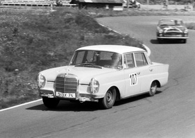 Mercedes-Benz 220 SEb (1963) - Ewy Rosqvist, Ursula Wirth und Eberhard Mahle gewinnen beim ADAC-6-Stundenrennen 1963 auf dem Nürburgring die Klasse 8 bis 2500 cm3