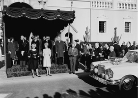 Mercedes-Benz 220 SEb (1963) - Ewy Rosqvist und Ursula Wirth erhalten von Fürstin Grace Kelly den Damenpokal anlässlich der 32. Rallye Monte Carlo