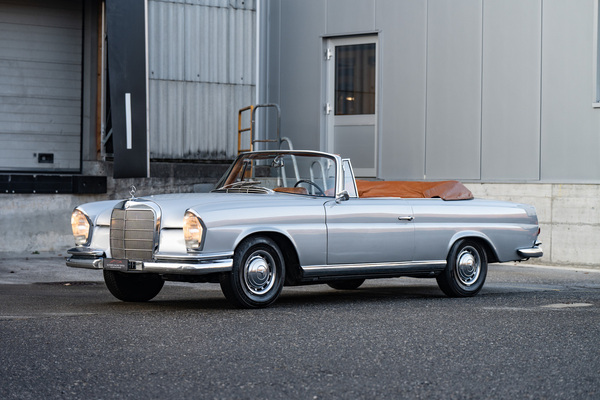 Mercedes-Benz 220 SEb Cabriolet (1964) - as lot 114 at the auction of the Oldtimer Gallery in Gstaad on December 29, 2025