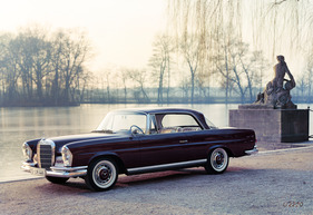 Mercedes-Benz 220 SEb Coupé (1960) - die Abendstimmung bringt die elegante Linienführung besonders hervor