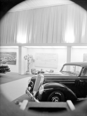 Mercedes-Benz 220 (W 187) (1951) - Durch ein Guckloch (1951)