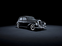 Bild: Mercedes-Benz 220 (W 187) (1951) - Studioaufnahme von rechts vorn.