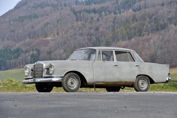 Bild Mercedes-Benz 220 b "Heckflosse" (1963) - als Lot 108 angeboten an der Frühlingsversteigerung der Oldtimer Galerie Toffen am 25. März 2023