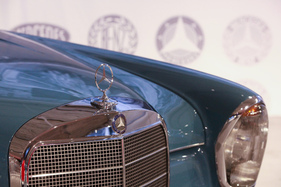 Mercedes-Benz 220b (1963) - als die Kühler flacher wurden - Sonderschau "Mercedes-Benz" im Pantheon Basel 2020/2021 (1963)