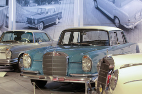 Mercedes-Benz 220b (1963) - komfortable Limousine der Sechzigerjahre mit 2195 cm3 und 95 PS - Sonderschau "Mercedes-Benz" im Pantheon Basel 2020/2021 (1963)