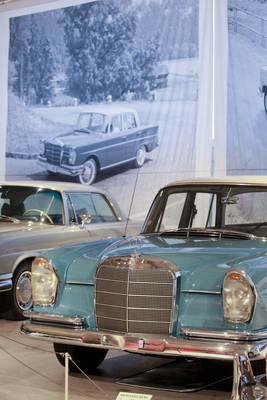 Mercedes-Benz 220b (1963) - passend zum Foto dahinter - Sonderschau "Mercedes-Benz" im Pantheon Basel 2020/2021 (1963)
