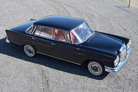Mercedes-Benz 220b Heckflosse (1961) - angeboten an der Versteigerung der Oldtimer Galerie in Toffen am 28. November 2015 (1961)