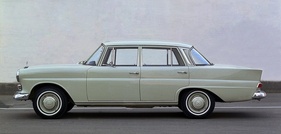 Mercedes-Benz 230 (1966) – Zwittermodell mit Vierzylinder-Karosserie und Sechszylinder-Motor