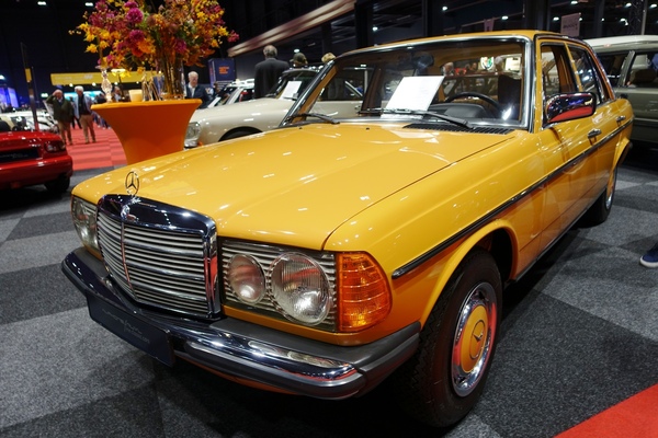 Mercedes-Benz 230 (1976) – mit 96'688 km für 24'500 Euro – Classic Car Show Maastricht 2025