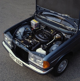 Mercedes Benz 230 (1980) - im 230 begann der neue M 102 Vierzylinder-Motor seine Karriere
