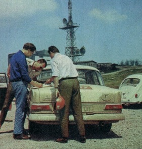 Mercedes-Benz 230 Automatic (1967) - Auf dem Gaisberg werden die Ergebnisse des Bergtests diskutiert