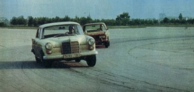 Mercedes-Benz 230 Automatic (1967) - Beim skid-pad liegt der Mercedes vorn