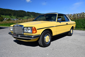 Mercedes-Benz 230 C W123 (1977) - als Lot 65 an der Versteigerung "Klassische Automobile & Motorräder" der Oldtimer Galerie in Toffen am 18. Oktober 2025