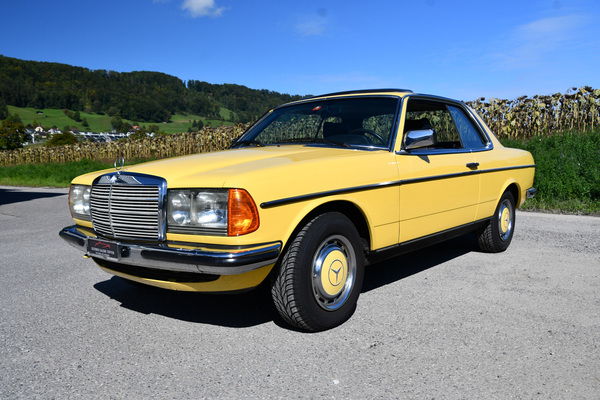 Bild: Mercedes-Benz 230 C W123 (1977) - als Lot 65 an der Versteigerung "Klassische Automobile & Motorräder" der Oldtimer Galerie in Toffen am 18. Oktober 2025