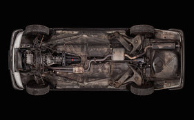 Mercedes-Benz 230 CE (1984) - km-Stand 232'896 - aufgenommen von unten im Rahmen des Projekts "Auto Reverse"