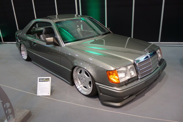 Mercedes-Benz 230 CE von 1992 mit Luftfahrwerk - Essen Motor Show 2022
