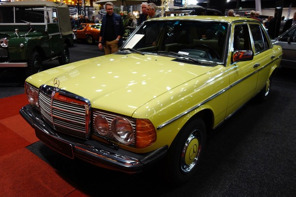 Mercedes-Benz 230 E (1978) – mit rund 83'000 km für 23'500 Euro – Interclassics Classic Car Show Brüssel 2023