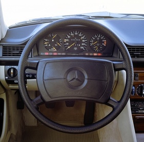 Mercedes-Benz 230 E (1984) - mit Tacho bis 220 km/h