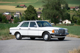 Mercedes-Benz 230 E W123 (1981) - als Lot 05 an der Versteigerung "Klassische Automobile & Motorräder" der Oldtimer Galerie in Toffen am 18. Oktober 2025