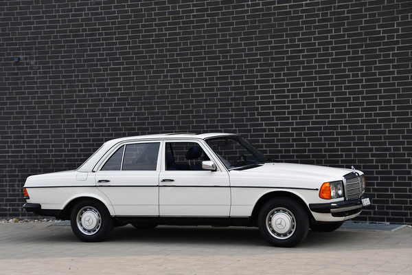 Mercedes-Benz 230 E W123 (1981) - als Lot 12 an der Versteigerung der Oldtimer Galerie in Toffen am 19. Oktober 2019