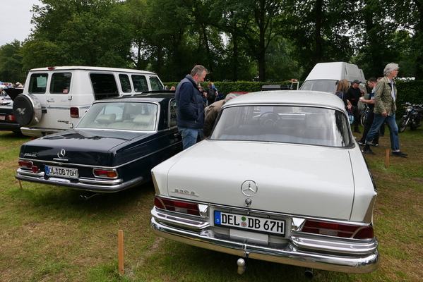 Mercedes-Benz 230 S (1967) neben einem Mercedes-Benz 280 SE (1970), beide zu verkaufen – Bockhorner Oldtimermarkt 2024