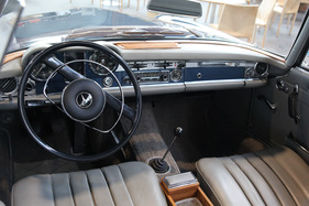 Mercedes Benz 230 SL (1963) - Ausstellungsfahrzeug von 1963, das am Genfer Salon präsentiert wurde - an der Retro Classics Stuttgart 2013