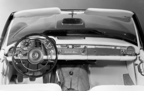 Mercedes-Benz 230 SL (1963) - Serien-Interieur ohne die zusätzlichen Lüftungsschlitze hinter der Frontscheibe