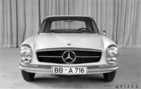 Mercedes-Benz 230 SL (1963) - Vorderansicht, mit Sealed-Beam-Scheinwerfern (USA) und Cabriodach
