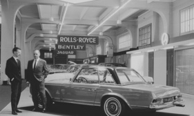 Mercedes-Benz 230 SL (1963) - anlässlich der Premiere am Genfer Autosalon zeigt Béla Barényi stolz den neuen Wurf