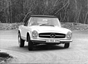 Mercedes-Benz 230 SL (1963) - auf Testfahrt - gut sichtbar das Verhalten der hinteren Pendelachse
