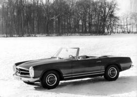 Mercedes-Benz 230 SL (1963) - dank guter Heizung kann man selbst im Schnee offen fahren