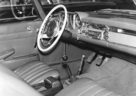 Mercedes Benz 230 SL (1963) - modernes Interieur, Armaturenbrett und Lenkrad mit Pralltopf