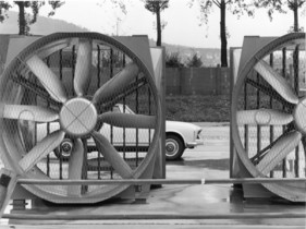 Mercedes-Benz 230 SL (1964) - Durchfahrt der Seitenwindanlage auf dem Versuchsgelände Stuttgart-Untertürkheim im Jahr 1964