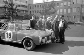 Mercedes-Benz 230 SL (1964) - an der 34. Rallye Spa-Sofia-Lüttich 1964 - von links nach rechts Martin Braungart, Dieter Glemser, Alfred Kling, Ewy Rosqvist, Manfred Schiek, Eugen Böhringer, Rolf Kreder und Klaus Kaiser