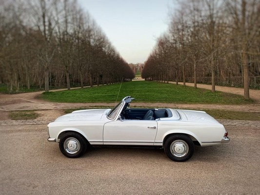 Image: Mercedes-Benz 230 SL (1964) - offered at the Catawiki Cabriolet auction from June 18 to July 4, 2021