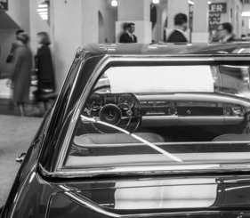 Mercedes Benz 230 SL (1964) - mit aufgesetztem Hardtop - die Pagoden-Linie mit nach aussen aufgeworfenem Rand - am Genfer Autosalon 1964
