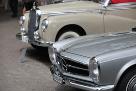 Mercedes-Benz 230 SL (1965) - es liegen nur wenige Jahre zwischen diesen beiden Autos, die Unterschiede im Design sind aber gross - am ZCCA 2016